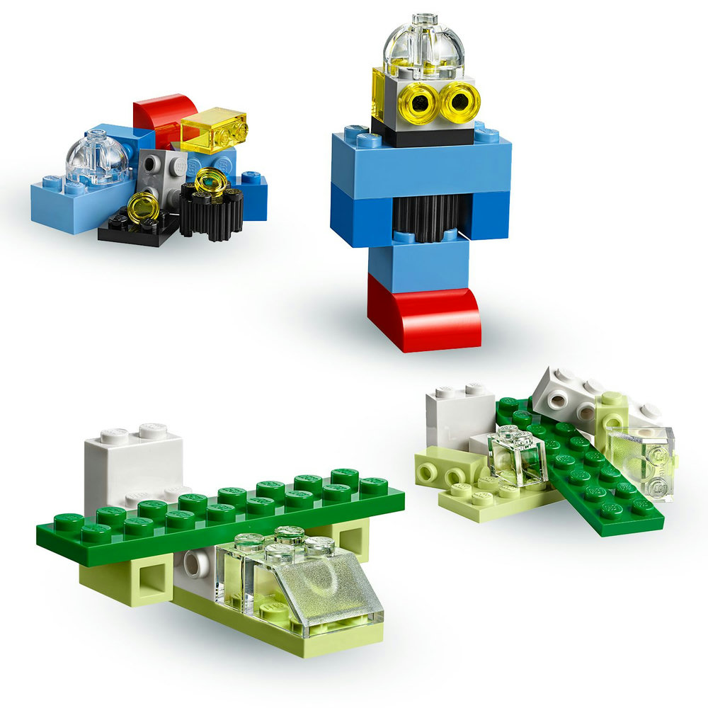 LEGO-Set mit drei verschiedenen Modellen. Eines ist ein Roboter, ein anderes ein Flugzeug und ein Haus.