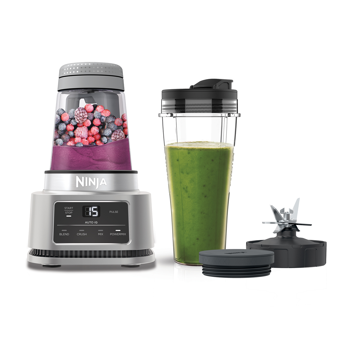 Frullatore Ninja con ingredienti e frullato. Ha un mix di bacche congelate e un frullato verde.