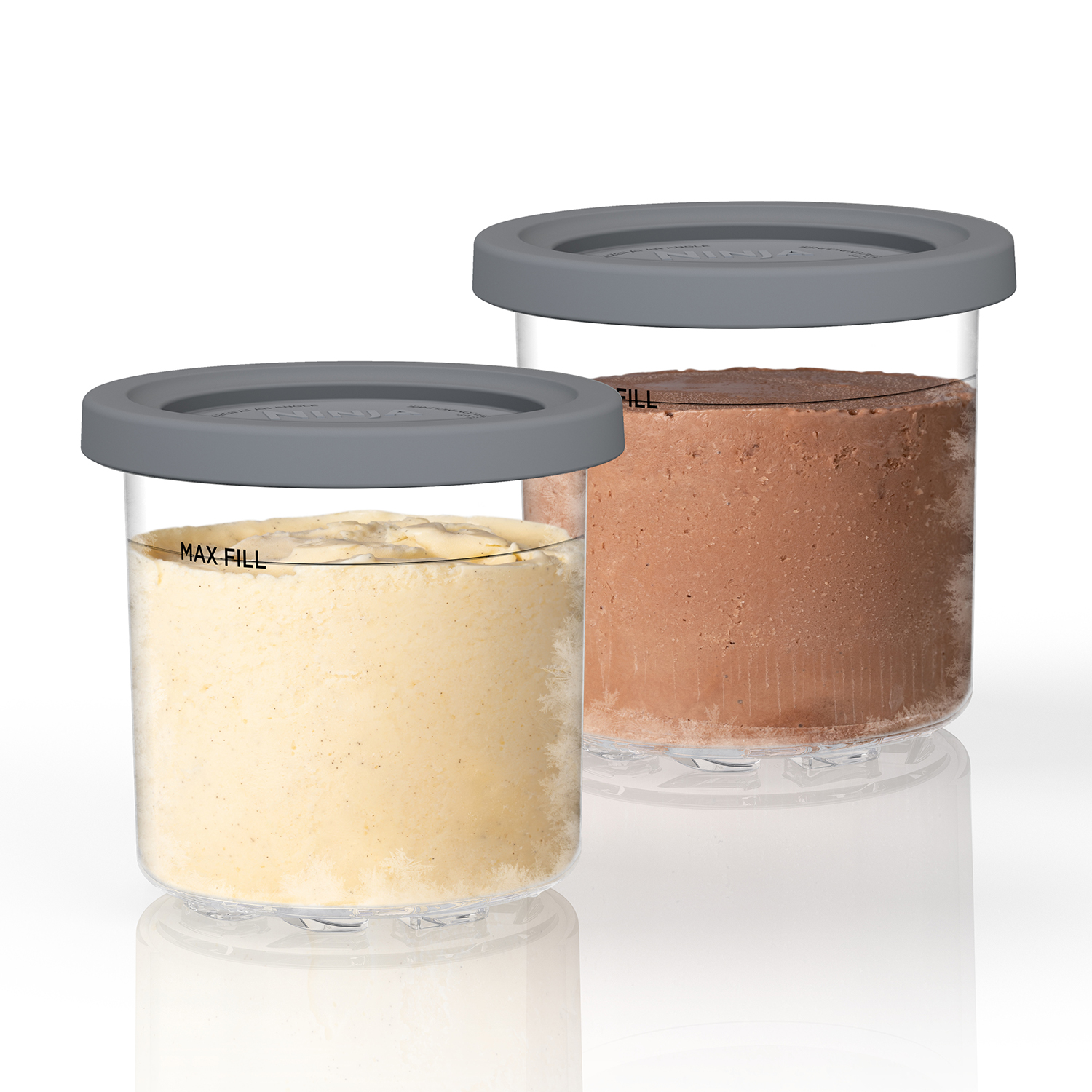Due contenitori trasparenti per alimenti con coperchi grigi, uno con cibo giallo, uno con marrone.