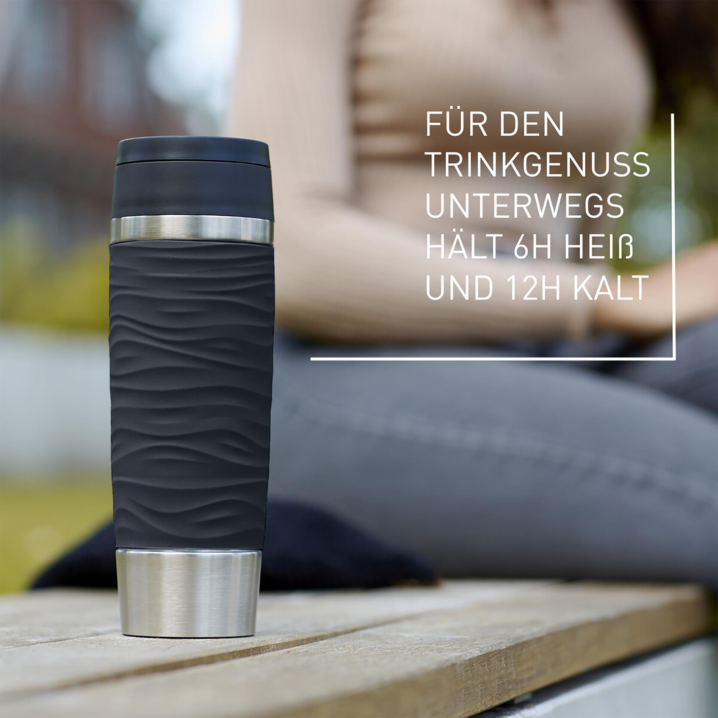 Ein schwarzer und silberner Thermobecher mit strukturiertem Griff. Text: 'Hält 6H heiß, 12H kalt'.