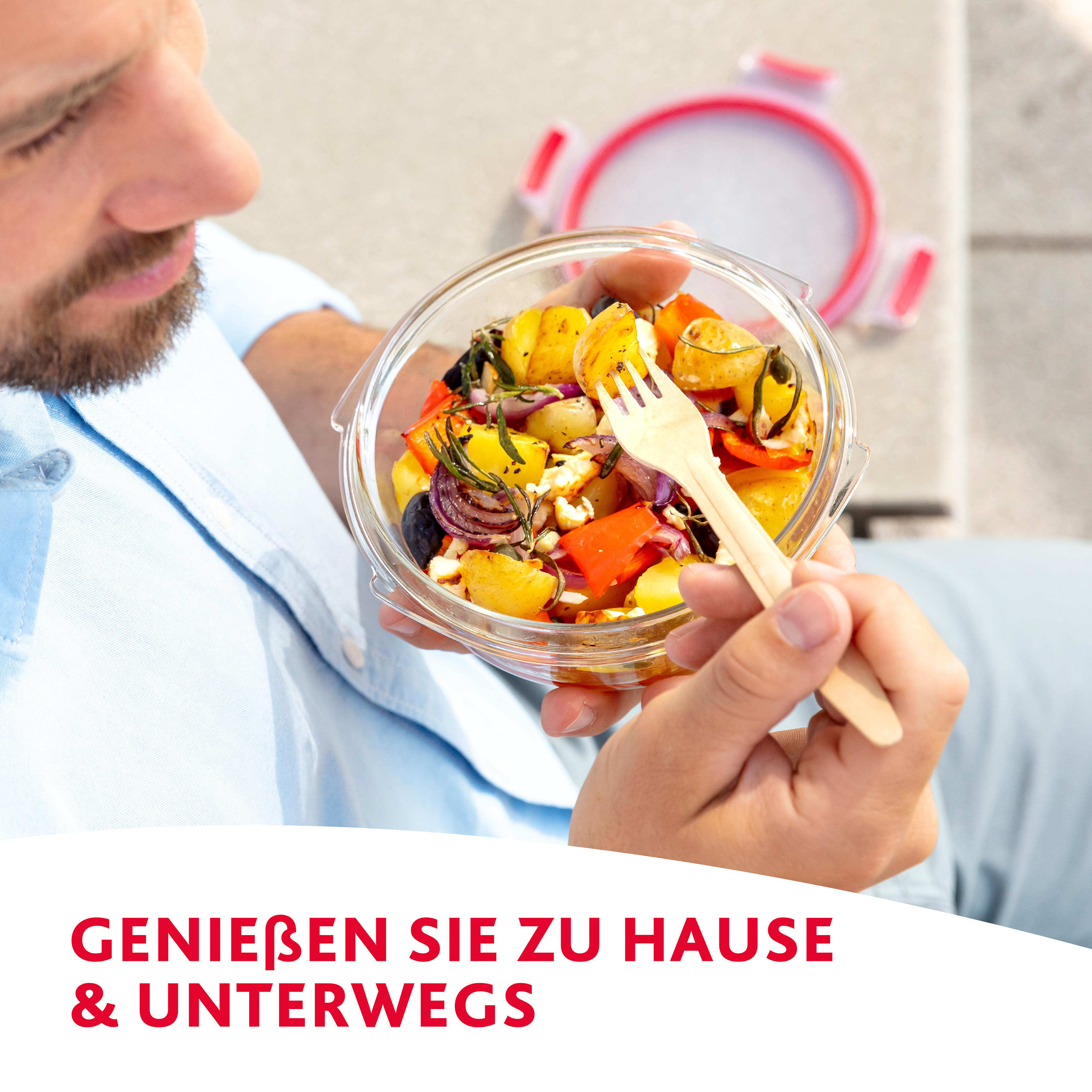 Mann isst aus einer Schüssel mit Essen im Freien mit Text 'ZU HAUSE & UNTERWEGS'.