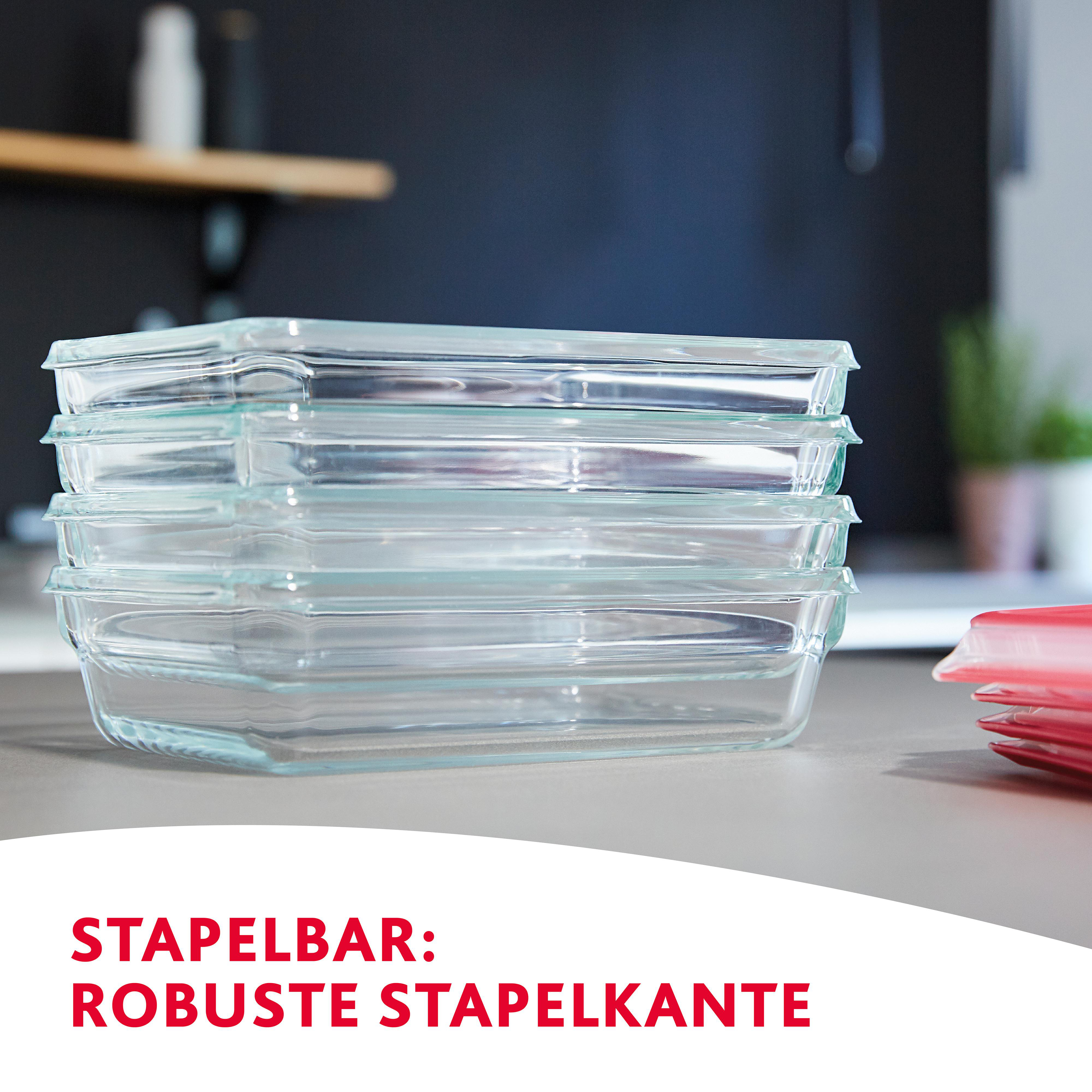 Stapel aus klaren, rechteckigen Glasschalen mit rotem Text: STAPELBAR:ROBUSTE STAPELKANTE.