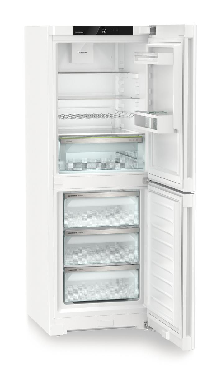 Weißer Liebherr-Kühlschrank mit offenen Türen. Innenraum zeigt Regale und Schubladen.