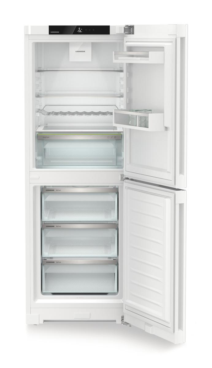 Ein weißer Kühlschrank mit offener Tür, die Regale und Schubladen zeigt. Es ist in einer weißen Umgebung.