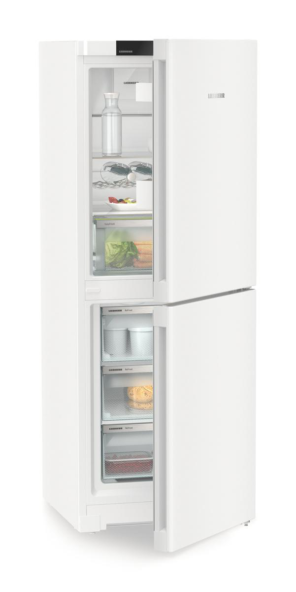 Weißer Kühlschrank mit geöffneten Türen, die Regale zeigen.