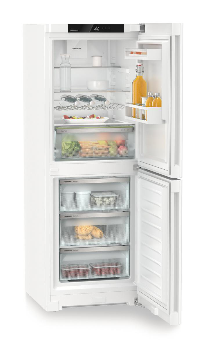 Offener weißer Kühlschrank. Enthält Lebensmittel, Gemüse und Obst. Schubladen und Flaschen sichtbar.