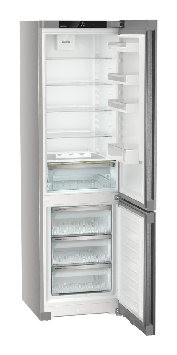 Offener Kühlschrank: Regale, Schubladen und ein Gefrierteil mit Glasböden.