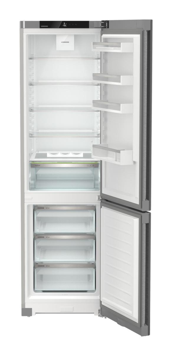 Ein offener Kühlschrank mit Regalen und Schubladen. Die Tür ist geöffnet und gibt den Innenraum frei.