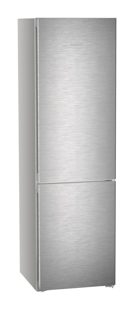 Ein hoher, silberner Kühlschrank mit zwei Türen. Die obere Tür ist größer als die untere Tür.