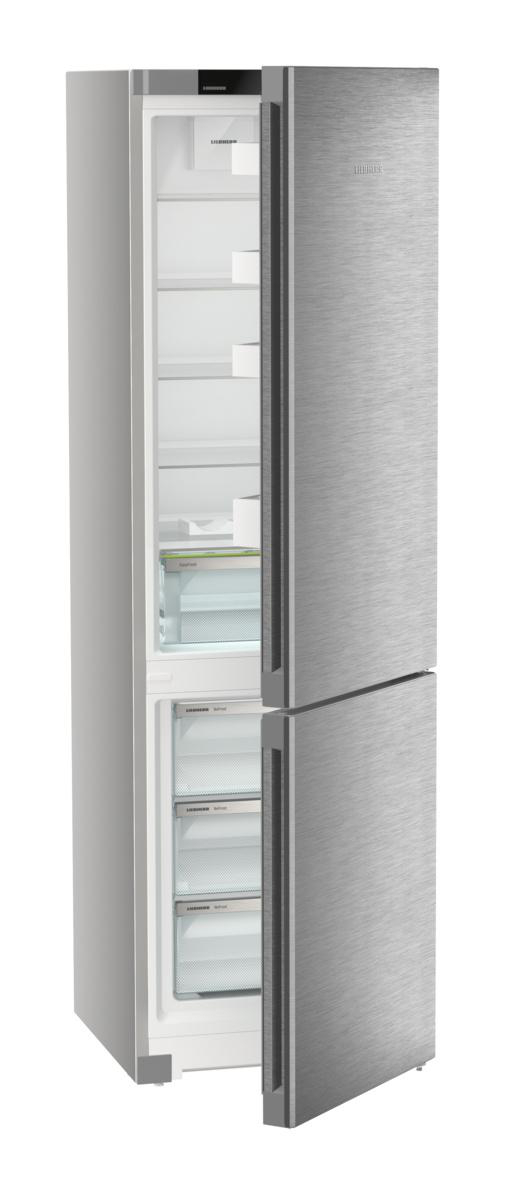 Edelstahl Liebherr Kühlschrank, geöffnet. Die obere Tür ist geöffnet und zeigt Regale. Weißer Hintergrund.