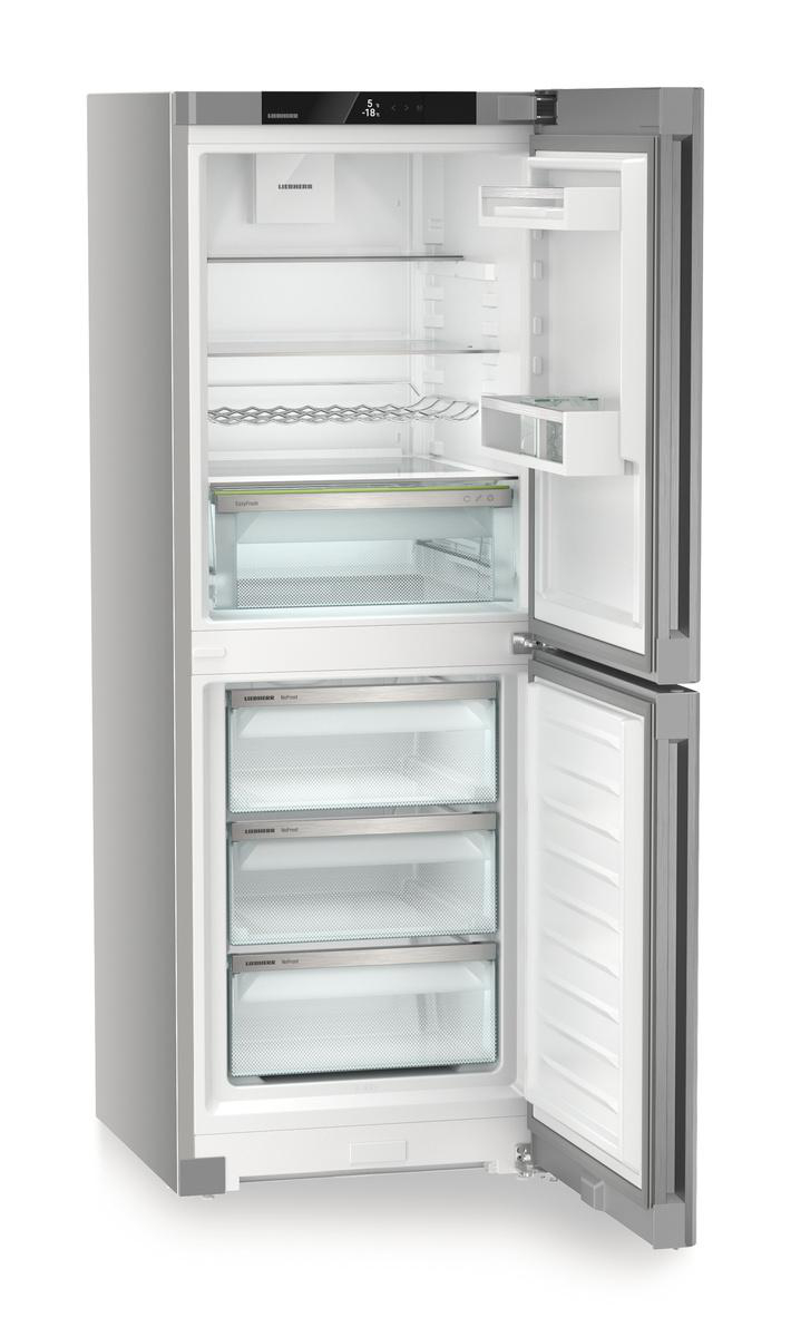 Ein Kühlschrank mit offenen Türen, die Regale und Schubladen zeigen.