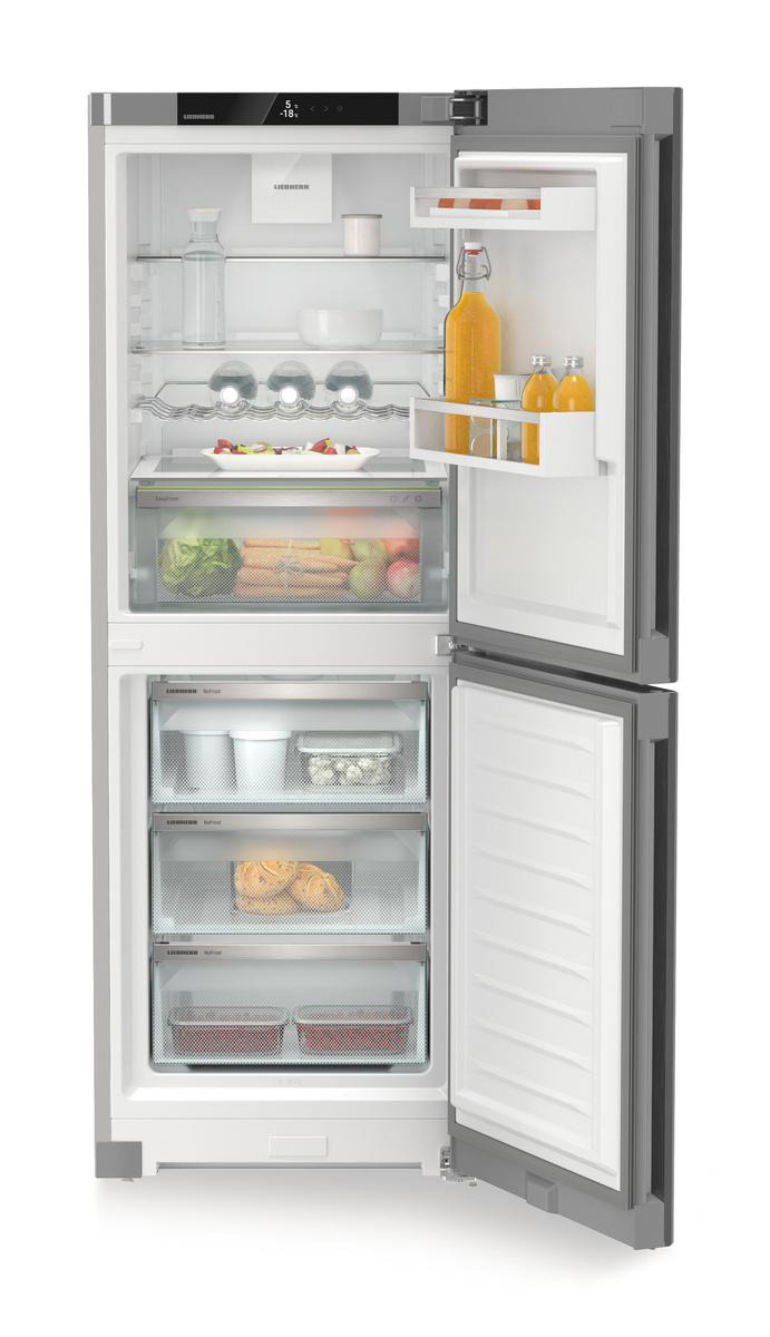 Kühlschrank. Geöffnete Türen zeigen Regale mit Lebensmitteln, darunter Flaschen, Obst und Gemüse.