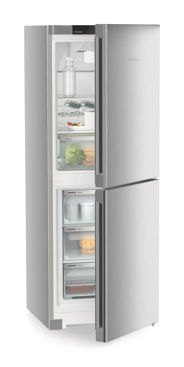 Silberner Liebherr-Kühlschrank, geöffnet. Innenraum mit Regalen, Schubladen und Lebensmitteln sichtbar.