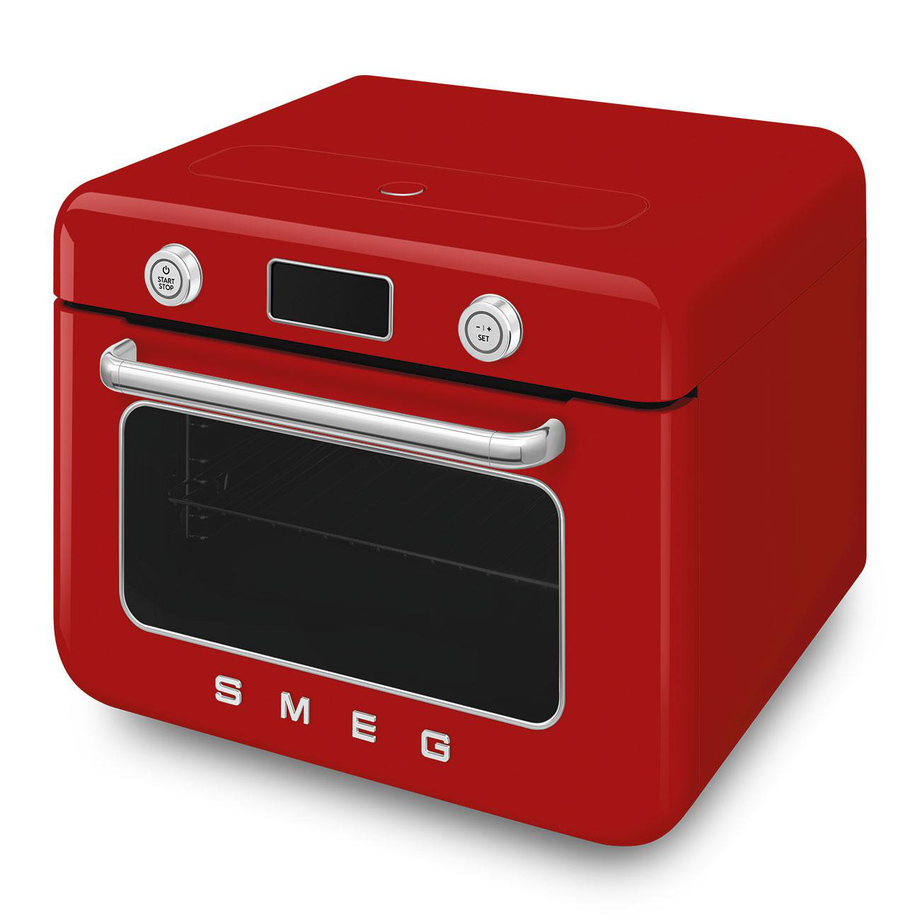 Roter Smeg-Ofen. Er hat einen Griff und eine Tür. Der Hintergrund ist weiß.