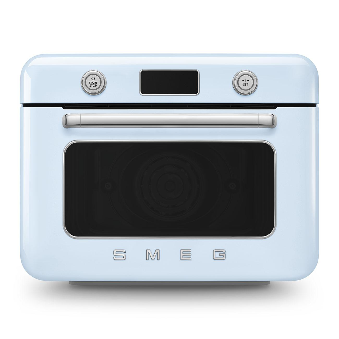 Hellblauer SMEG-Ofen. Hat Knöpfe und ein digitales Display. Weißer Hintergrund.