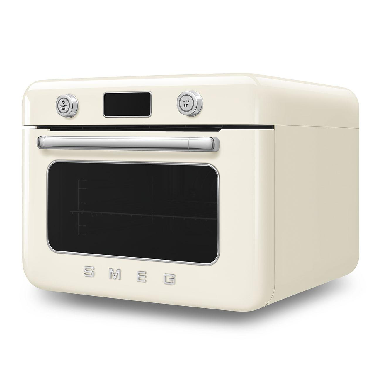 Cremefarbener Smeg-Ofen mit Griff und Bedienelementen. Der Ofen steht auf einer weißen Oberfläche. Weißer Hintergrund.