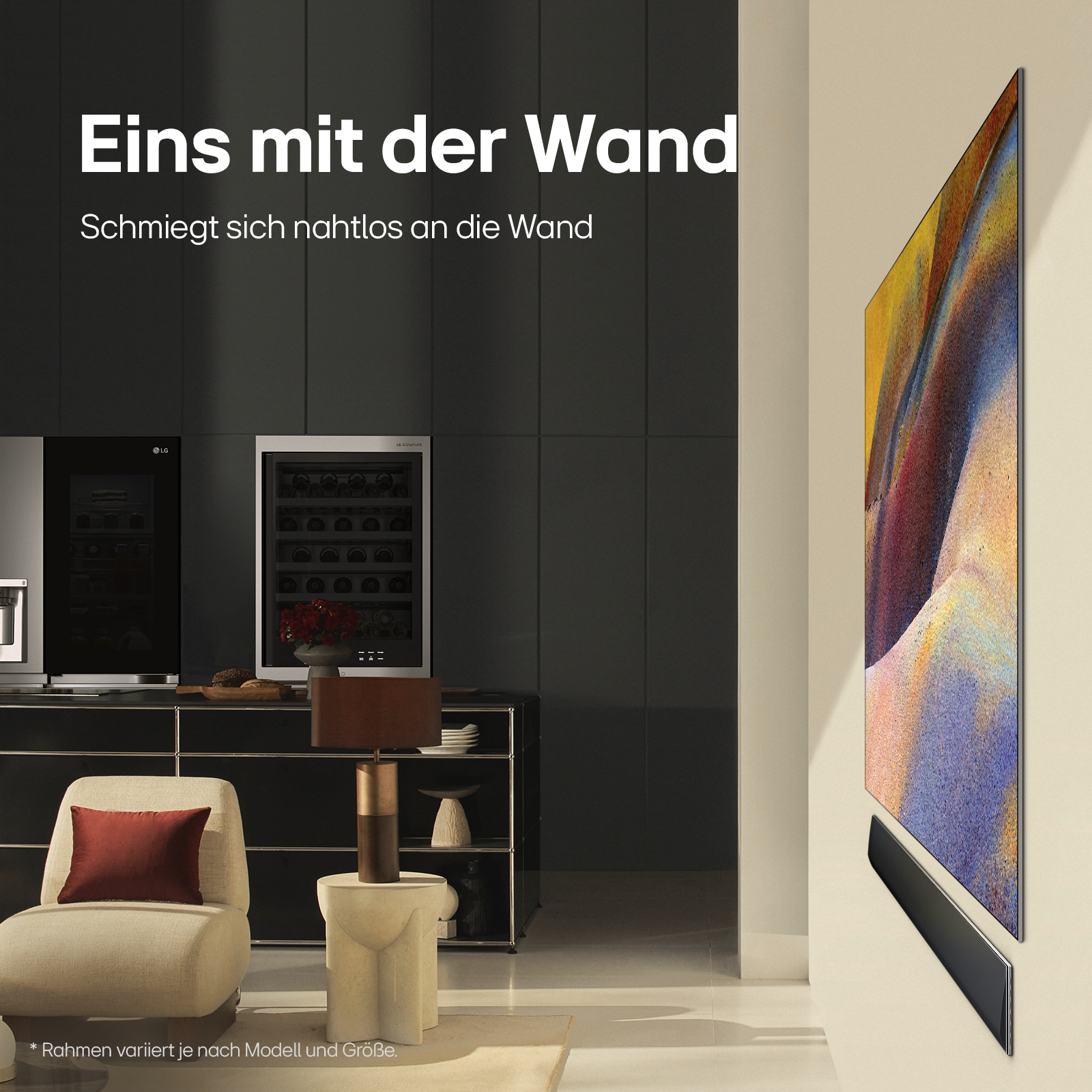Modernes Wohnzimmer mit TV an der Wand. Dunkle Möbel, weiße Wand.