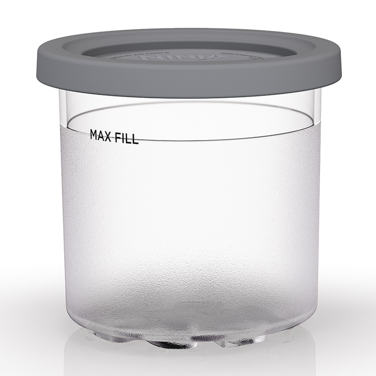Un bicchiere trasparente con acqua e un coperchio grigio, che mostra una linea "MAX FILL".