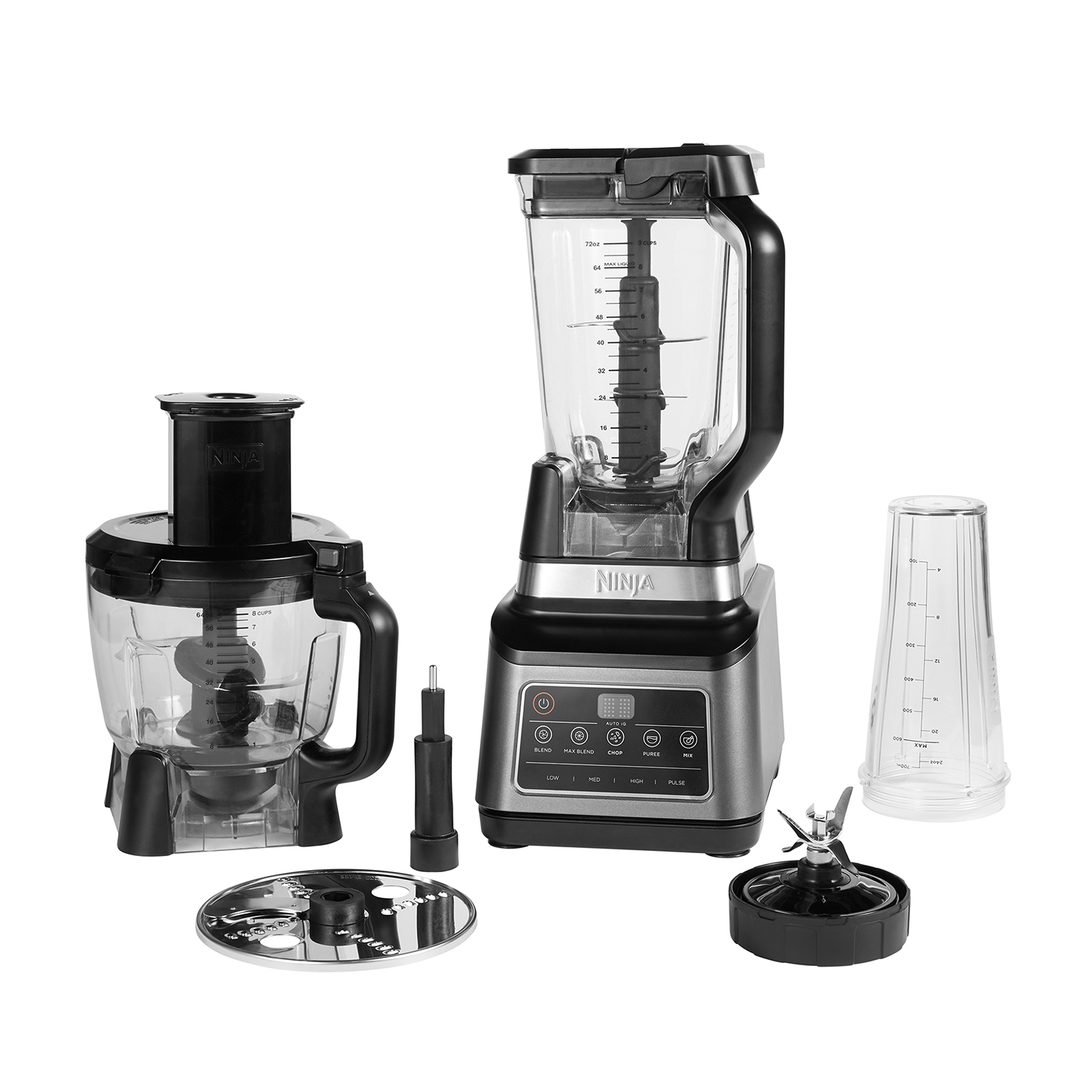 Un frullatore con accessori: robot da cucina, tazza, lama. Marchio Ninja, nero e grigio.