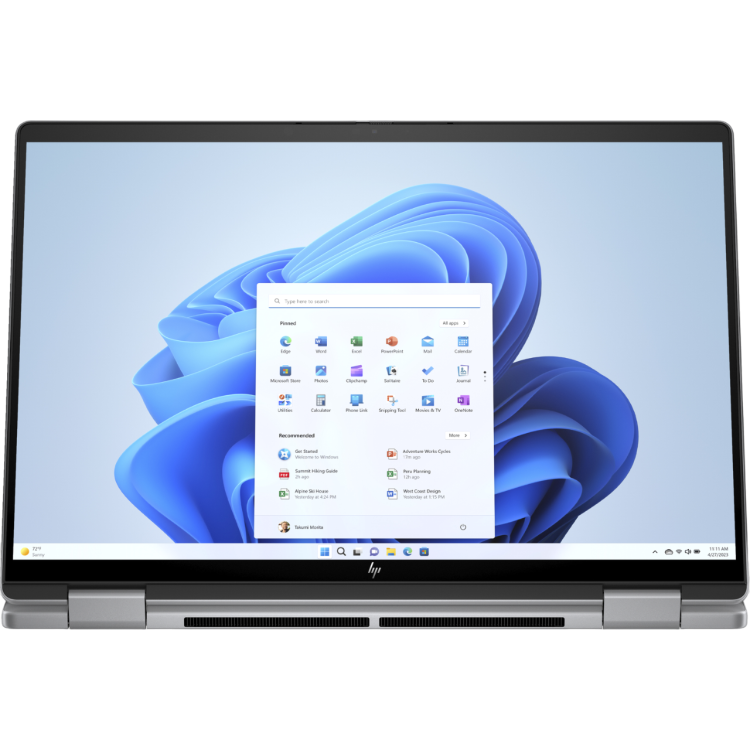 Een zilveren laptop met een scherm met een Windows 11-interface. Een witte achtergrond is in het scherm.