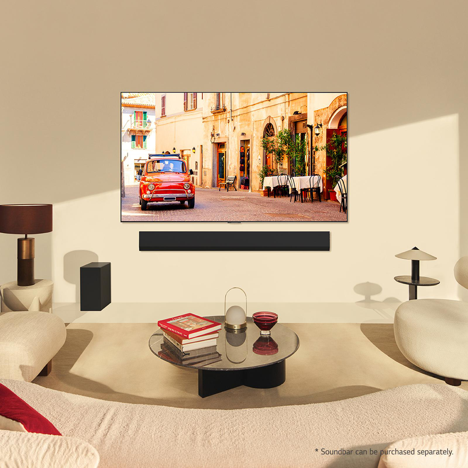 Ein Wohnzimmer mit einem großen Fernseher, der eine Stadtszene zeigt, mit einer Soundbar und Lautsprechern.