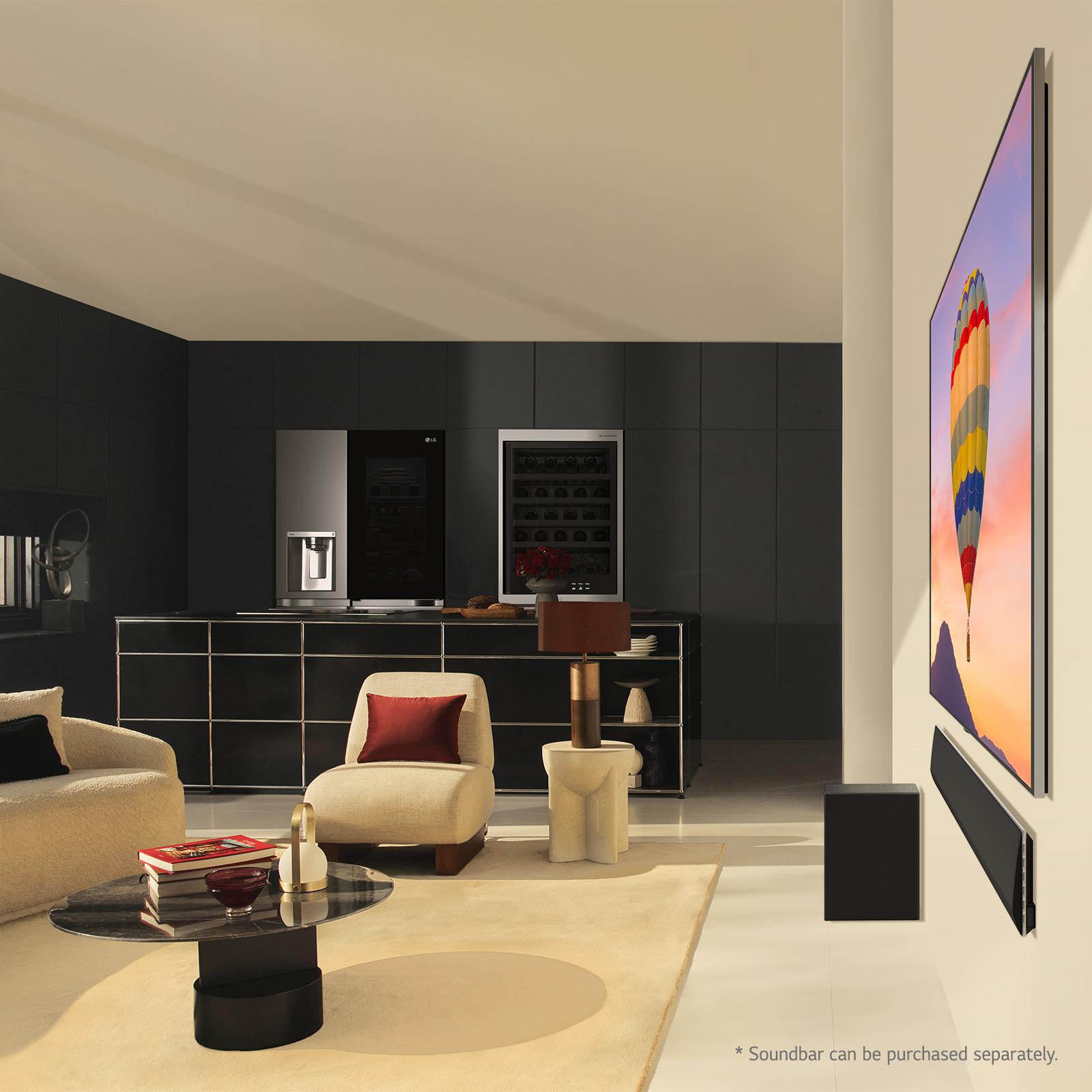 Modernes Wohnzimmer mit großem Fernseher, Soundbar und Kühlschrank im Hintergrund.