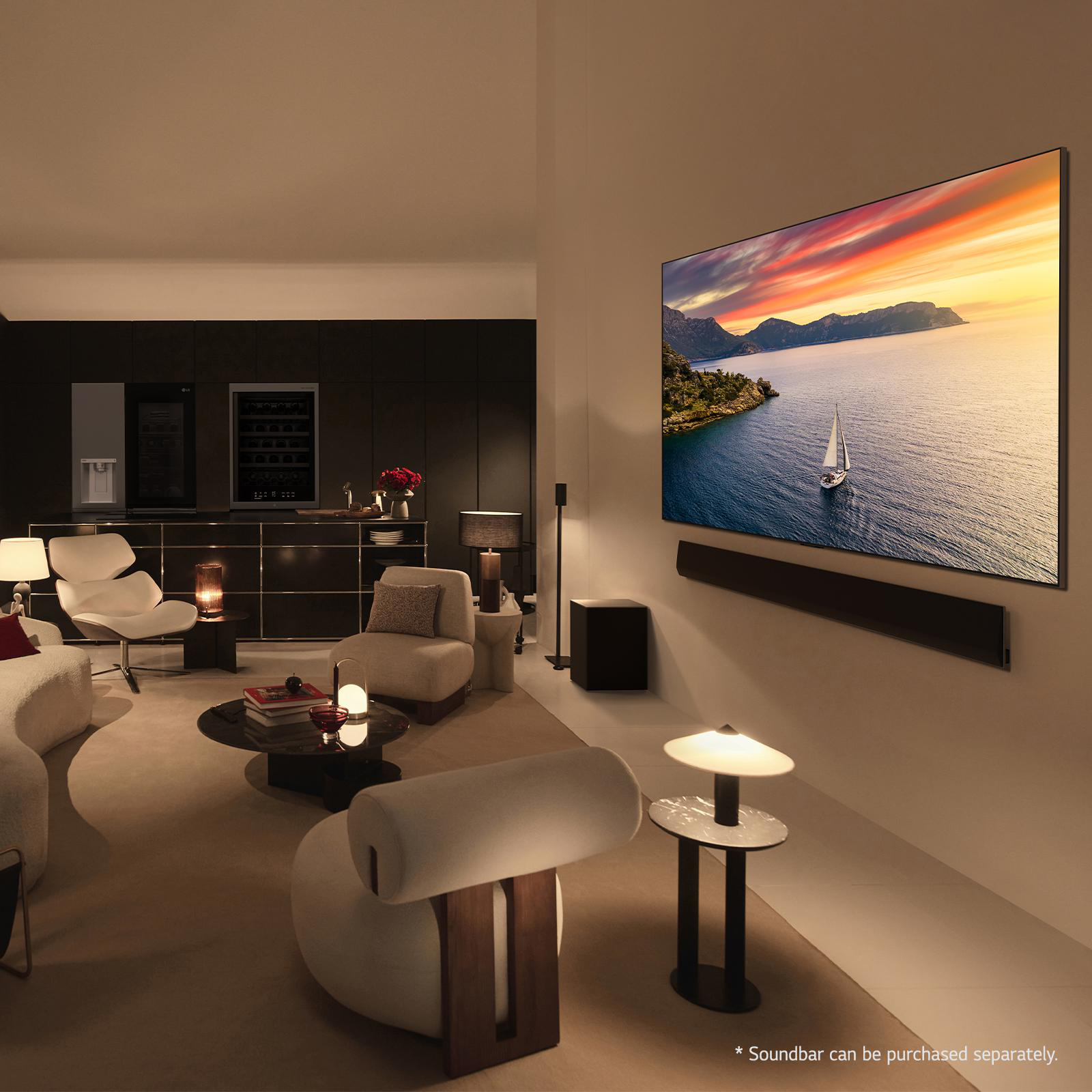 Wohnzimmer mit großem Fernseher, Sofa und Dekorationsartikeln. Sonnenuntergangsszene auf dem Fernseher.