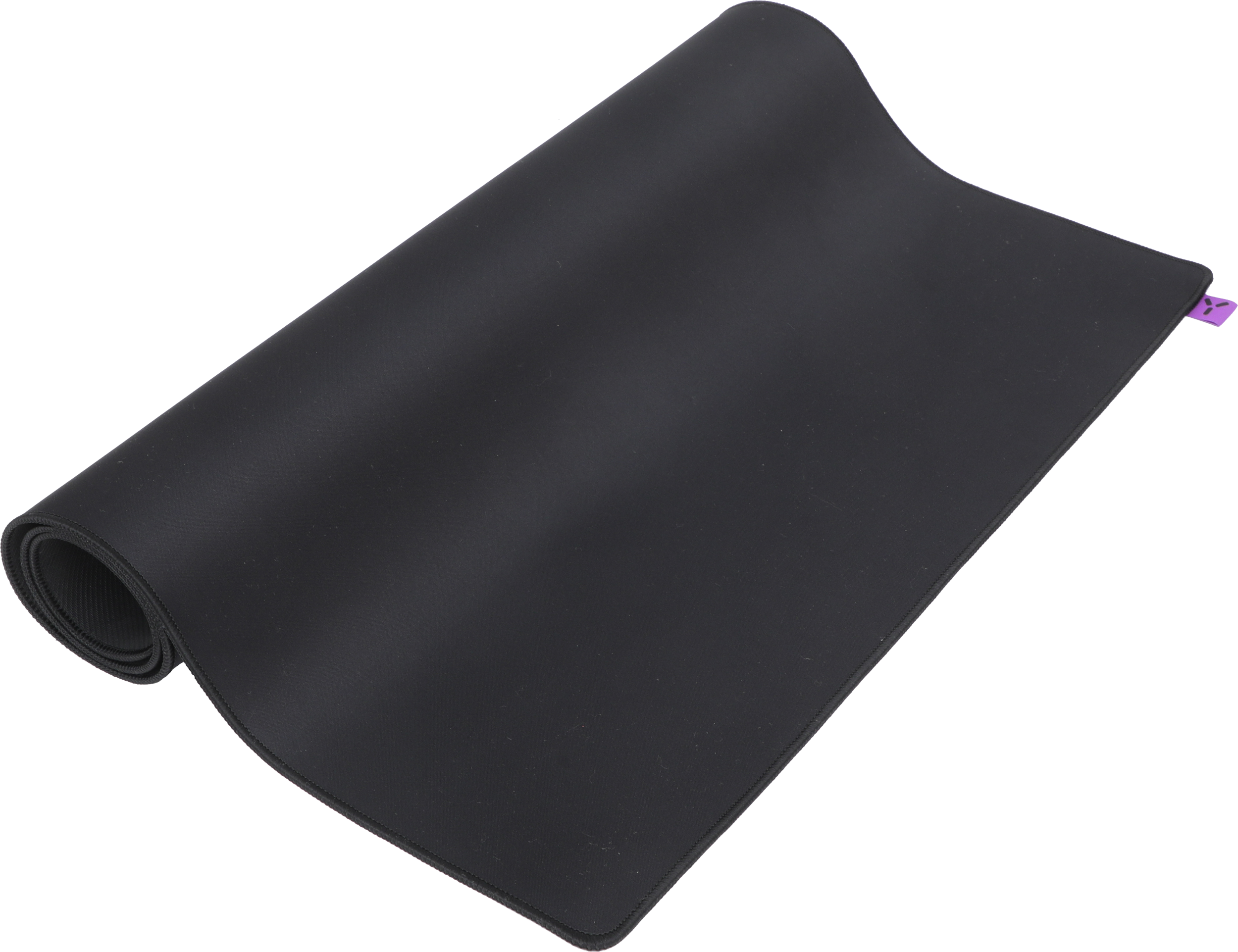 Schwarzes, aufgerolltes Mauspad auf schwarzem Hintergrund. Hat ein lila Etikett.
