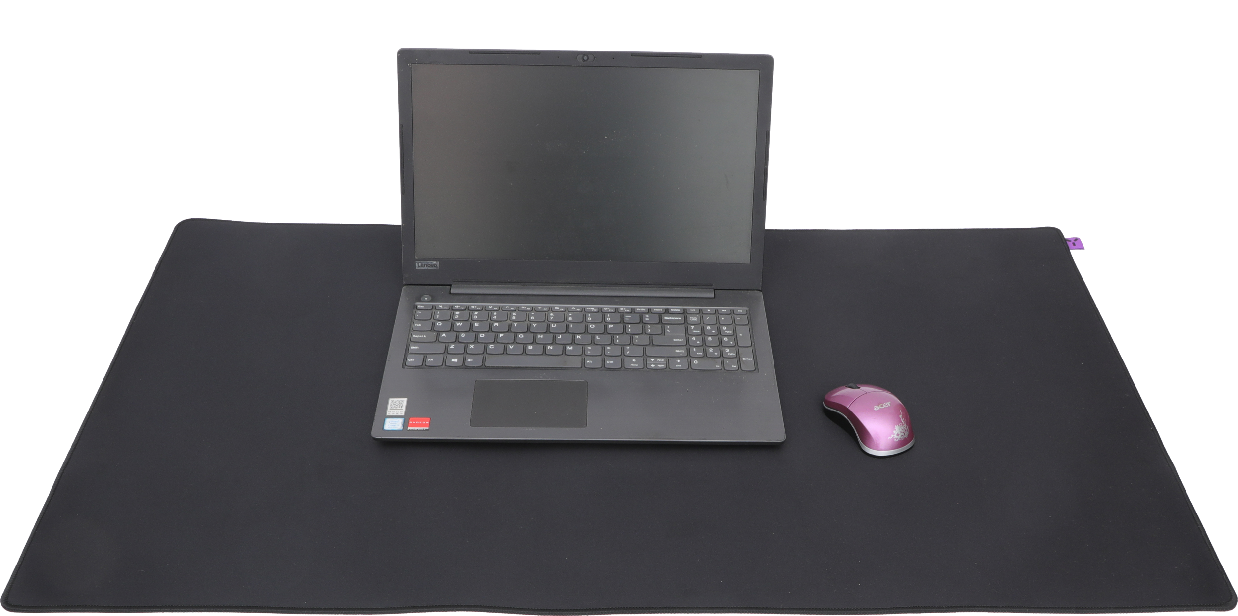 Laptop und Maus auf einer großen schwarzen Mausunterlage.