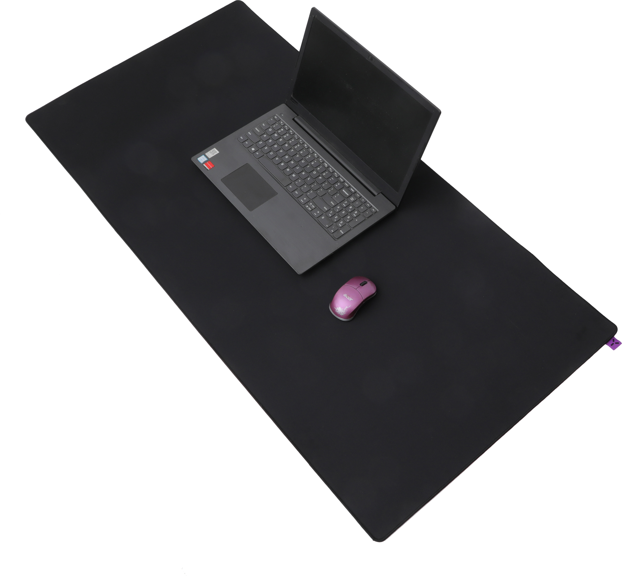 Ein Laptop und eine Maus auf einer schwarzen Schreibtischunterlage. Der Laptop ist geöffnet, die Maus ist rosa.