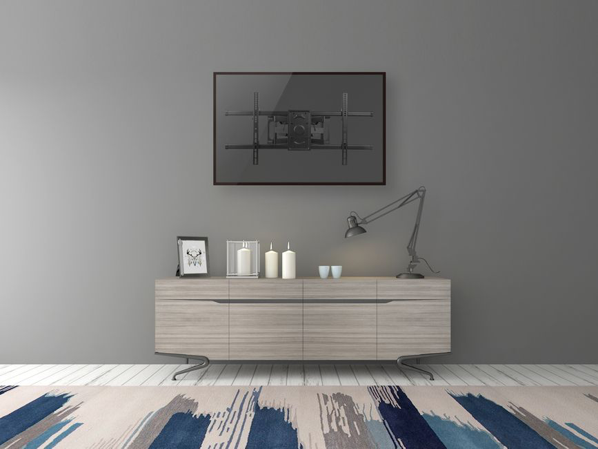 Nappali jelenet egy TV-vel egy szürke falon, egy fa szekrény felett, dekorációval.