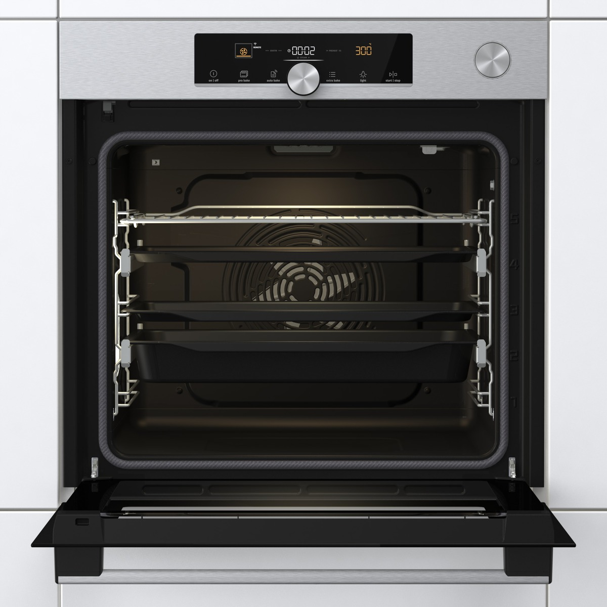 Ein offener Backofen mit Rosten, Blechen und einem digitalen Display. Der Ofen ist aus Edelstahl.
