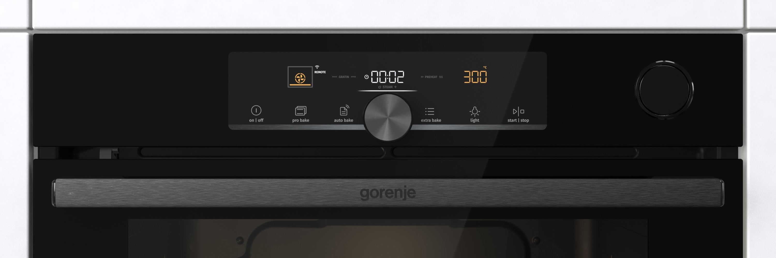 Nahaufnahme eines schwarzen Backofen-Bedienfelds mit digitaler Anzeige und Knöpfen. Die Marke ist Gorenje.