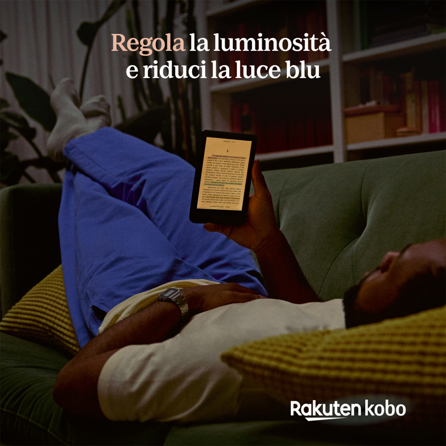 Uomo sdraiato su un divano verde, legge un libro su tablet nero, con logo Rakuten Kobo.