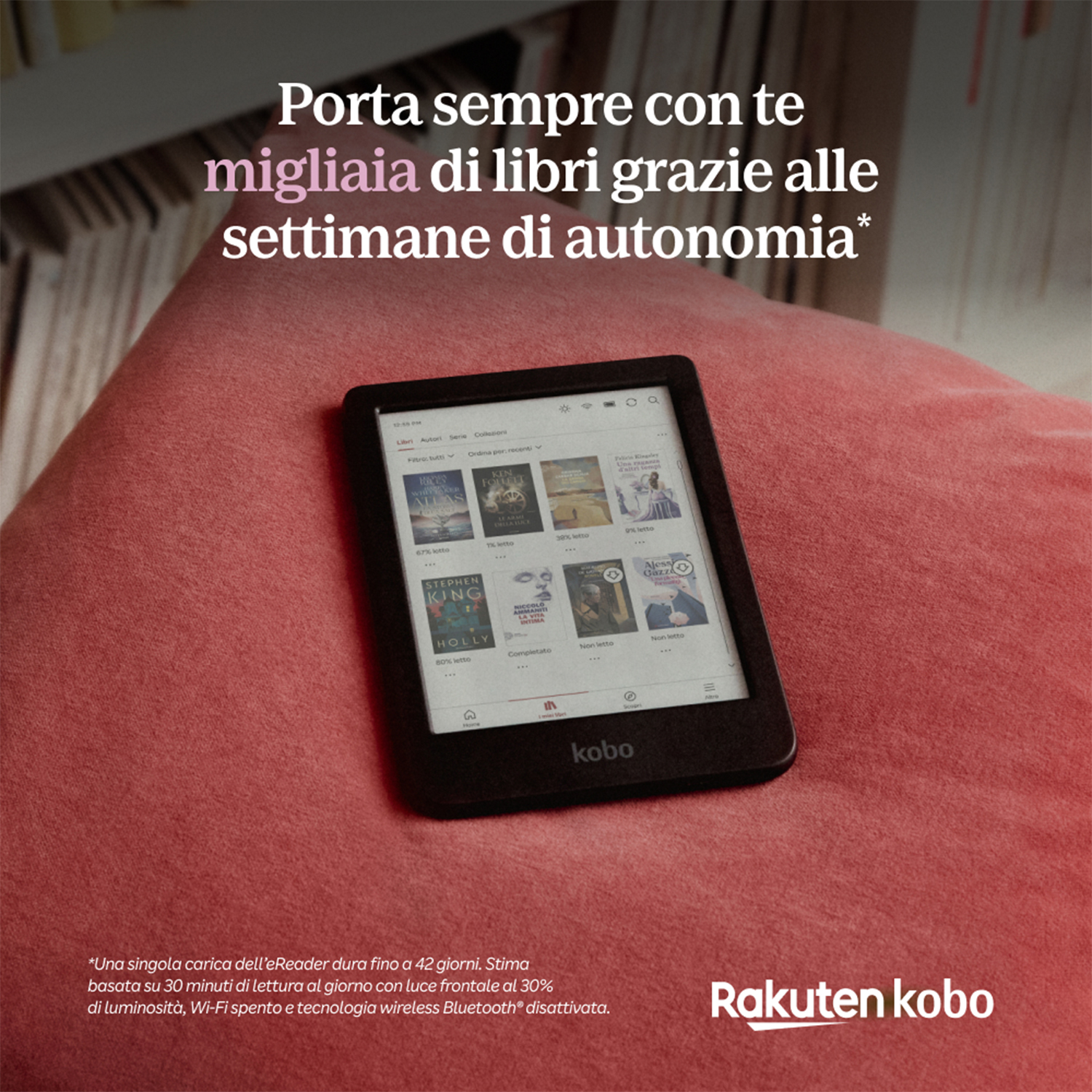 Un e-reader Kobo su una superficie rosa mostra le copertine dei libri. Testo in italiano in alto.