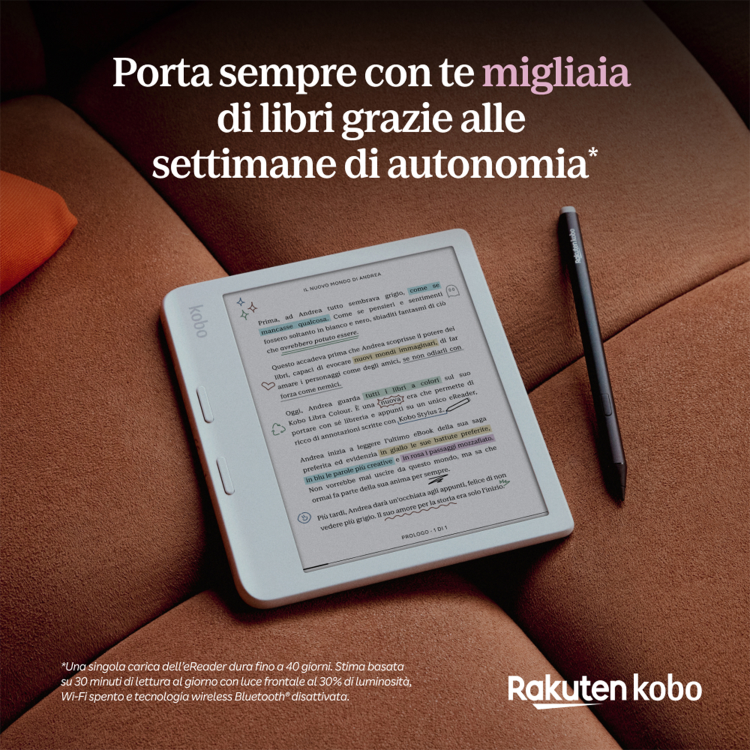 eReader su un divano, con testo, penna a destra.