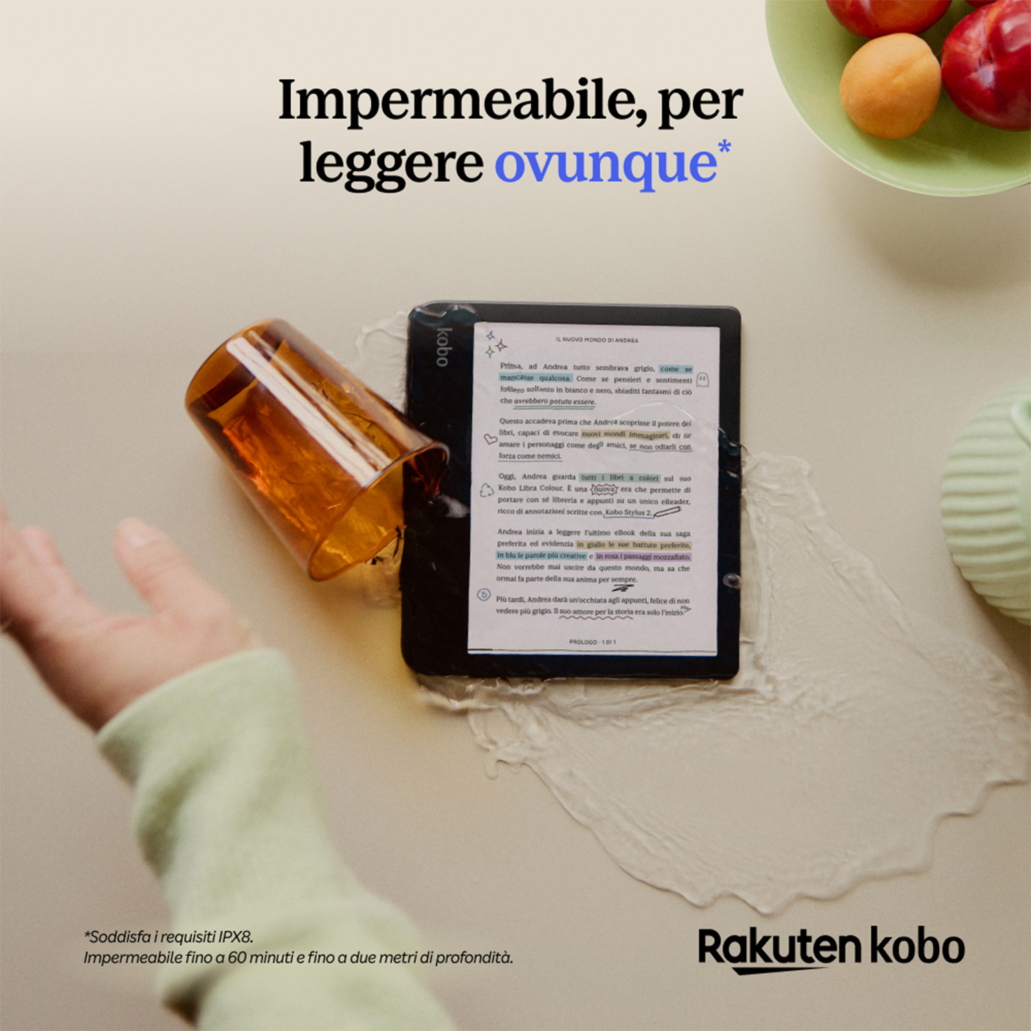 Persona che tiene un e-reader. Testo sullo schermo, frutta sullo sfondo.