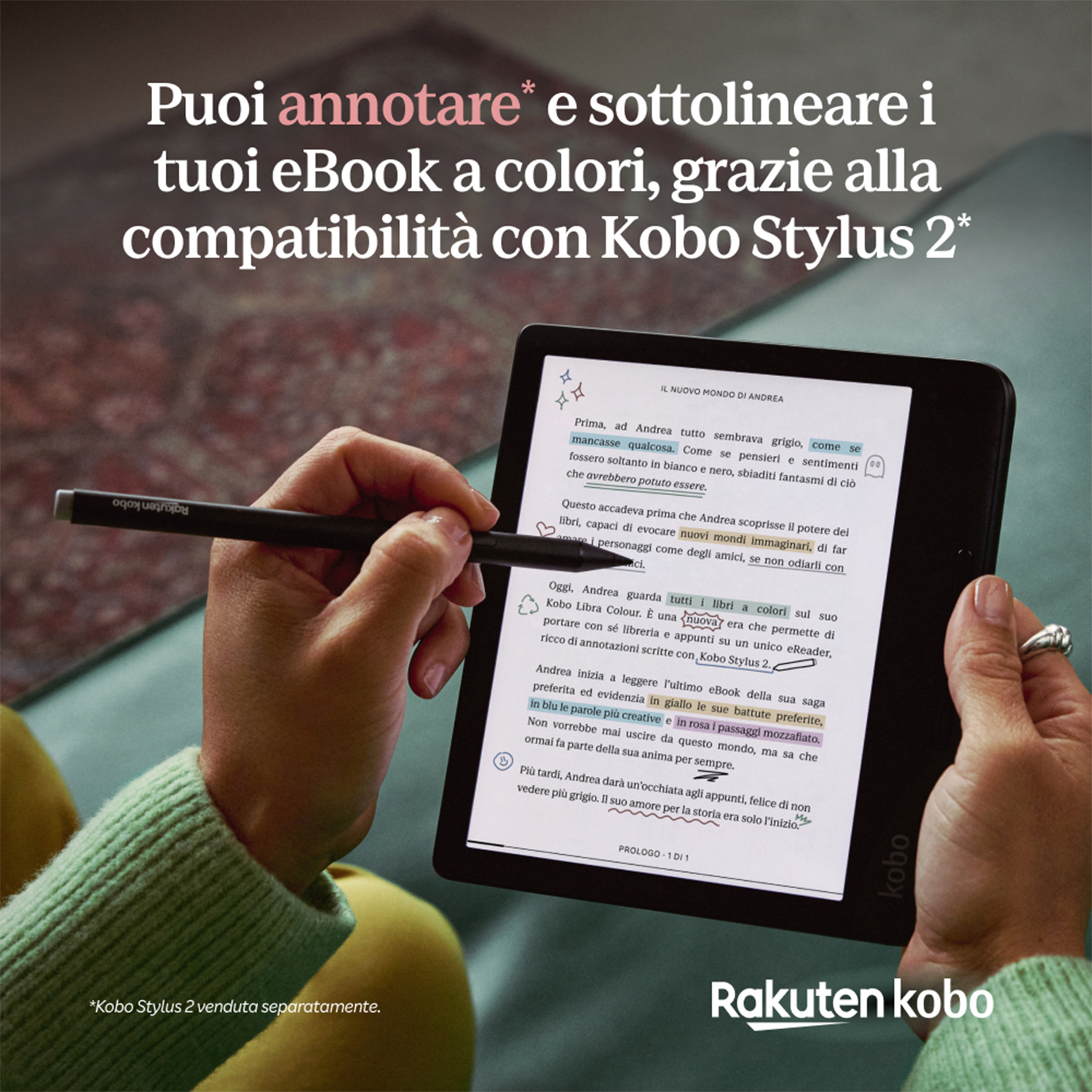 Mani che tengono un tablet con uno stilo. Il tablet mostra un ebook evidenziato.