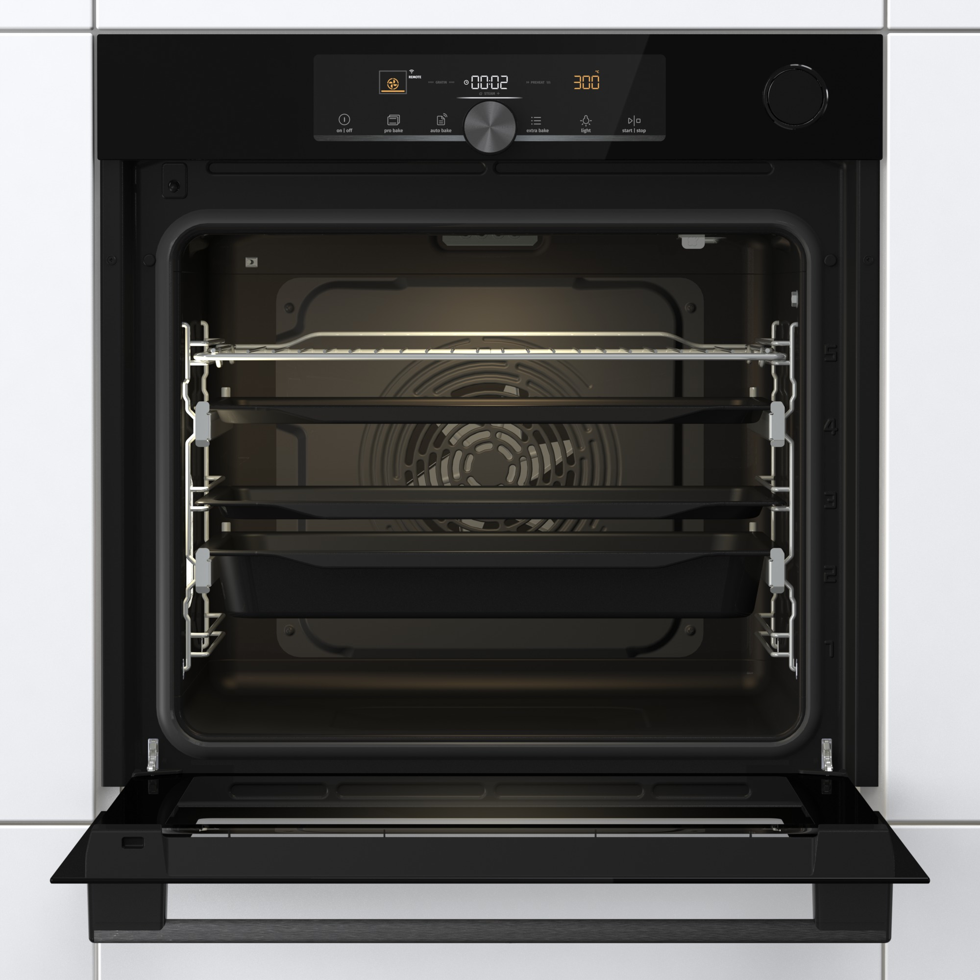 Ein offener schwarzer Ofen mit Regalen und Tabletts im Inneren. Die Marke Gorenje ist auf dem Bedienfeld sichtbar.
