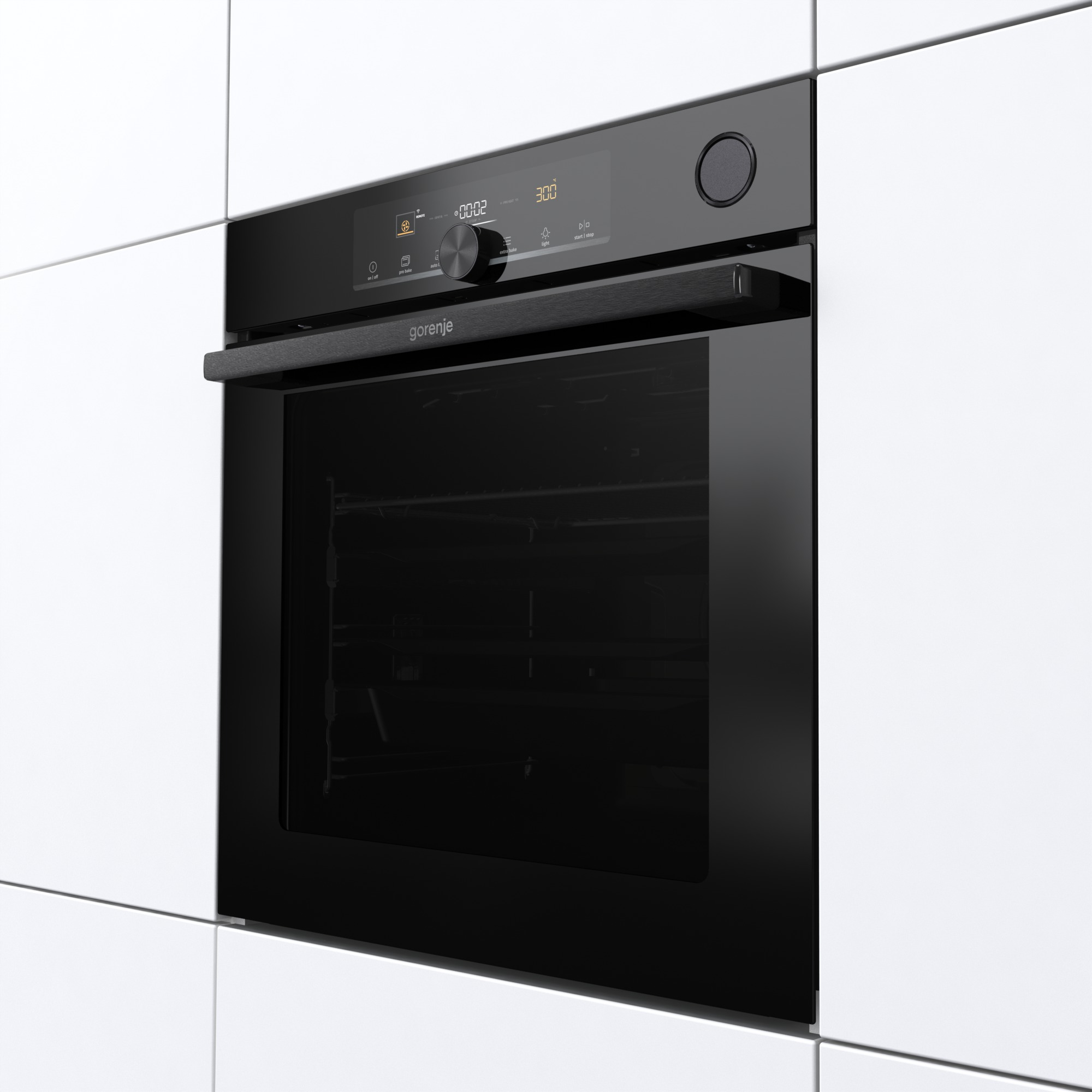 Schwarzer Einbaubackofen mit schwarzem Griff und digitaler Anzeige, vor weißem Hintergrund.