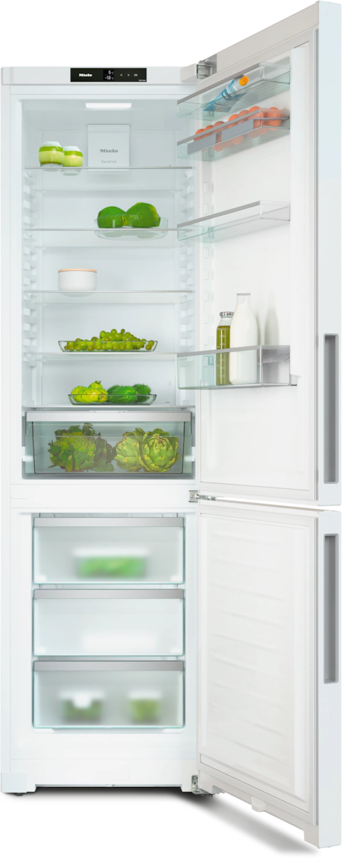 Refrigerador blanco con puertas abiertas. Estantes con comida visible, incluyendo verduras y botellas.