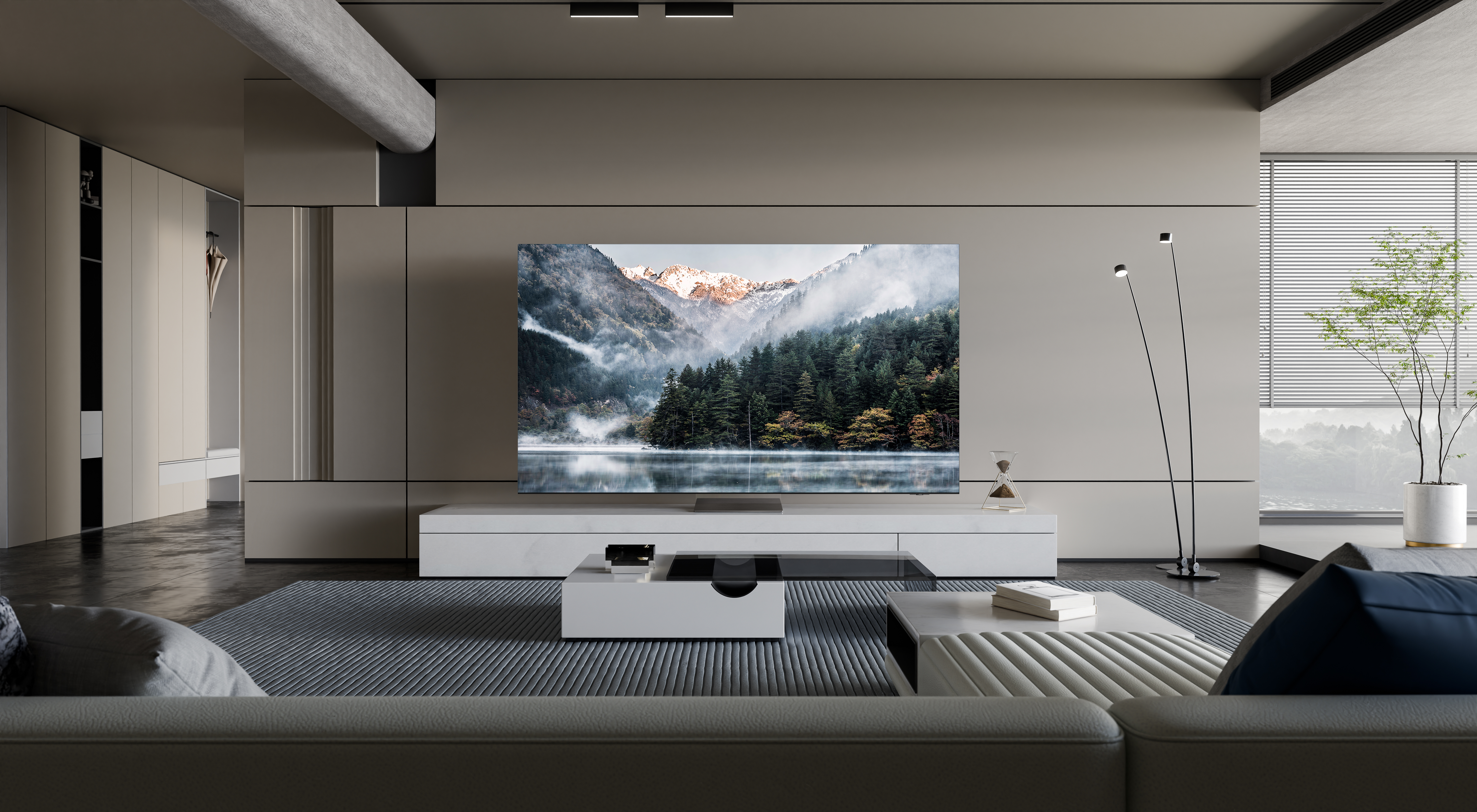 Ein modernes Wohnzimmer mit einem Fernseher, der eine Berg- und Seeszene zeigt.