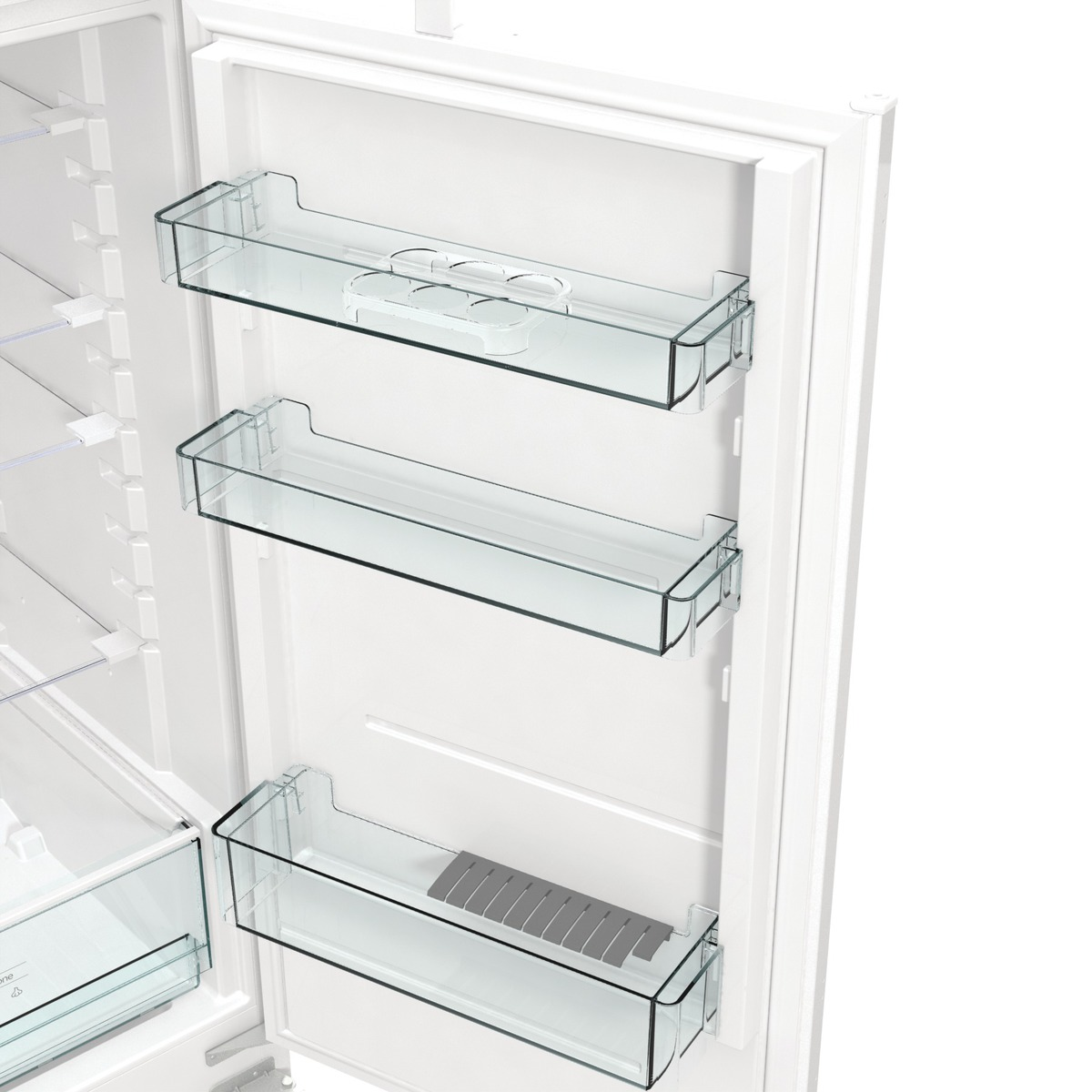 Kühlschrank-Innenraum. Drei transparente Regale und eine transparente Schublade. Weißer Innenraum.