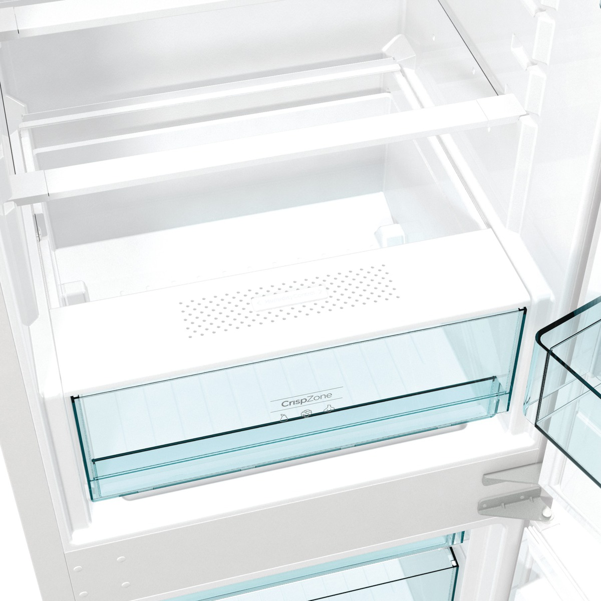Ein offener weißer Kühlschrank mit Glasböden und Schubladen. Das Innere ist leer und sauber.