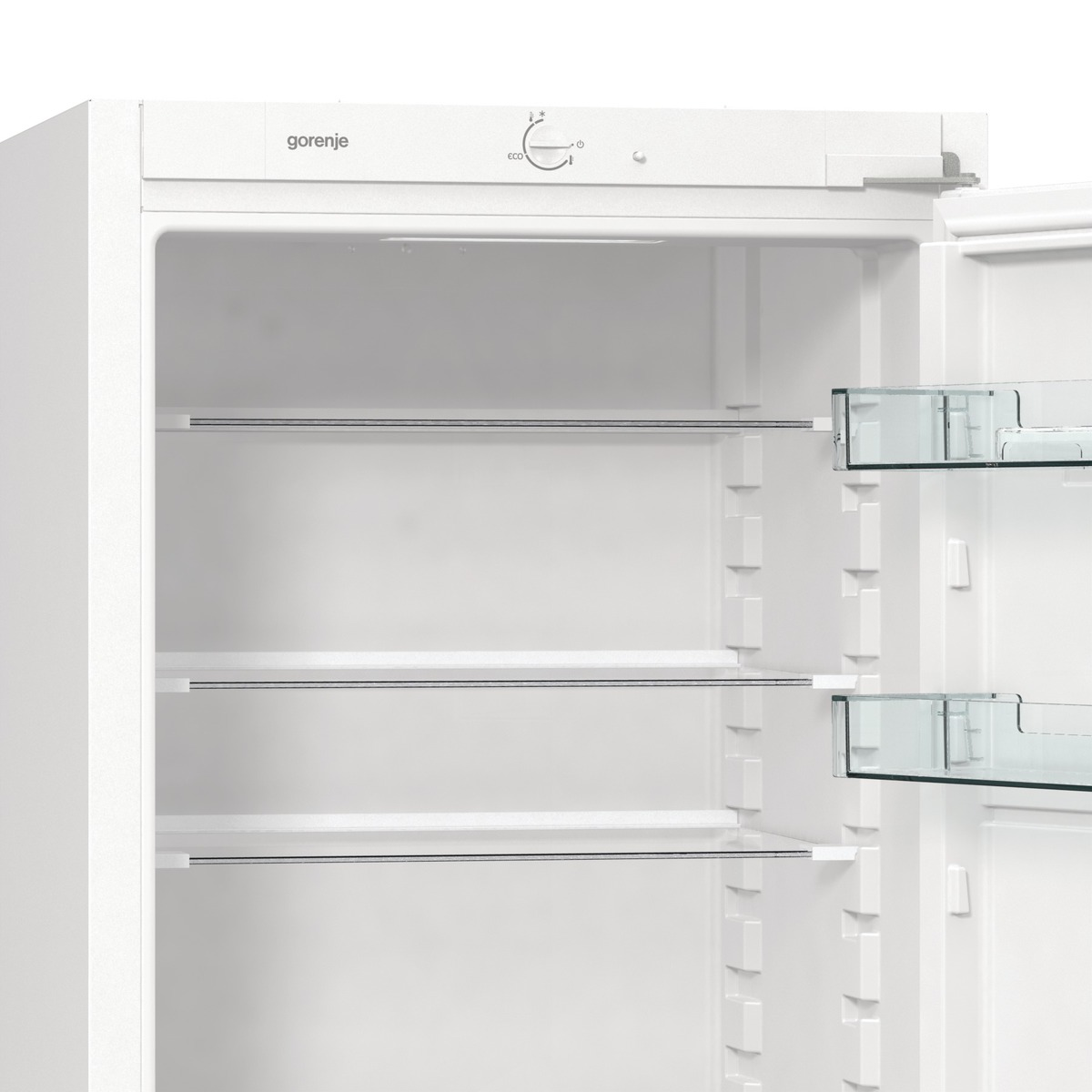 Inneres eines weißen Kühlschranks mit Regalen und Schubladen. Gorenje-Logo.