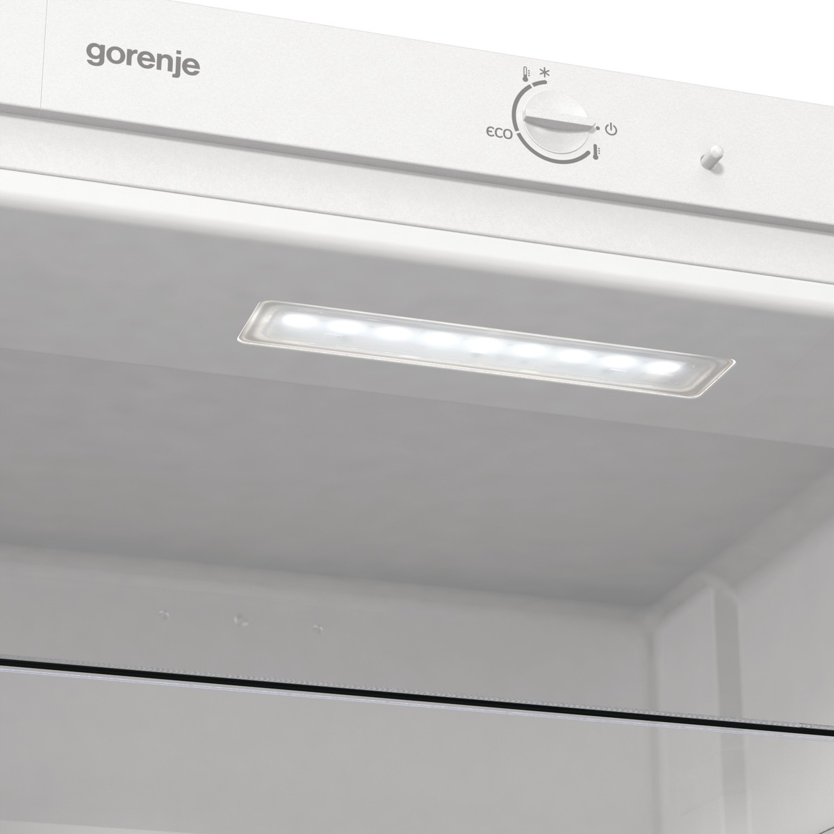 Weißer Kühlschrankinnenraum mit LED-Licht und Regalen. Einige Lebensmittel sind sichtbar.