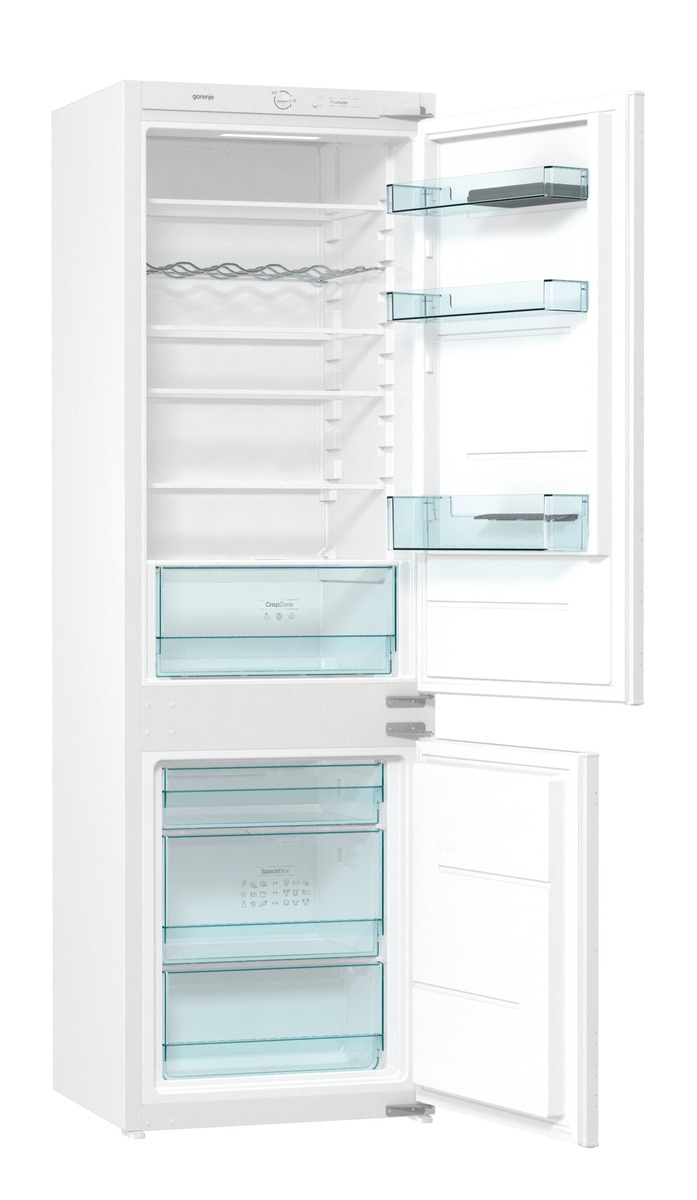 Weißer Kühlschrank mit offener Tür. Innen befinden sich Regale und Schubladen, die Stauraum zeigen.