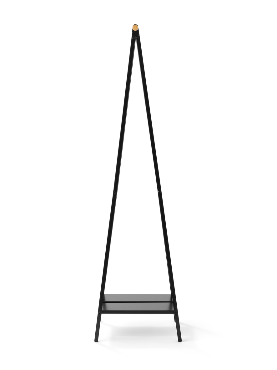 Schwarzer Kleiderständer vor weißem Hintergrund. Minimalistisches Design. Regal unten.