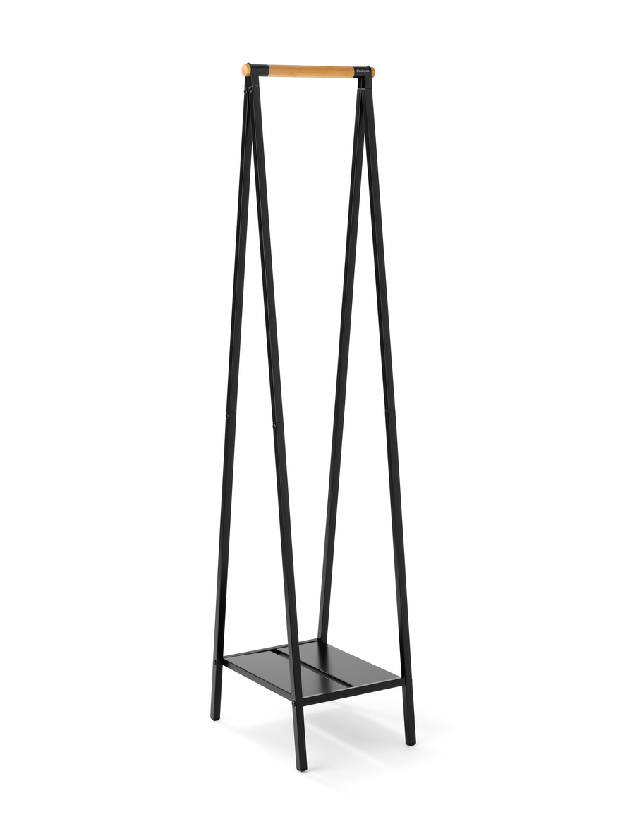 Schwarzes Metall-Kleidergestell mit Holzstange oben und schwarzem Regal unten. Weißer Hintergrund.
