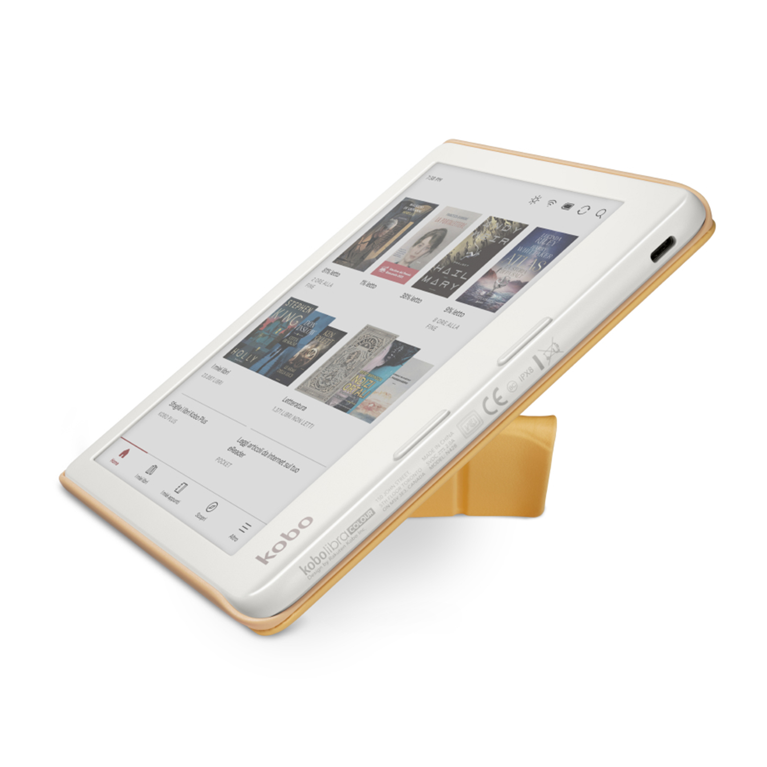Un e-reader bianco in una custodia dorata su sfondo bianco, angolato.